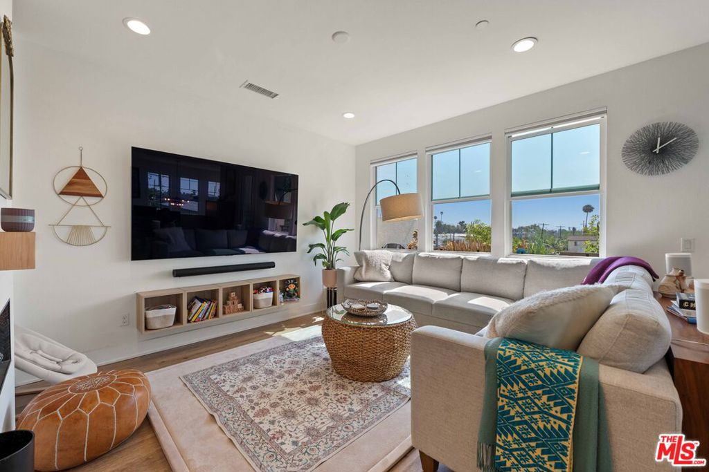 2911 Exposition Place