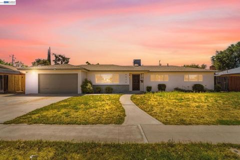 Photo of 4874 E clinton Ave, Fresno, CA 93703 (MLS # 41130631)