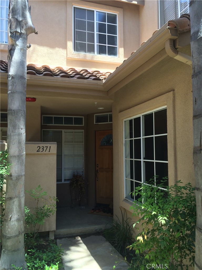 Beautiful townhome in the gated community of Ventana in Tustin Ranch! 2 bedrooms Plus Den! Located near the Tustin Ranch Golf Course, this spacious townhouse offers versatile living with a downstairs den—ideal for a home office, playroom, or media room. Granite countertops, spacious open floorplan, and high ceilings! Upstairs, you'll find two generously sized bedrooms, each with its own bathroom. Additional highlights include an easy-care concrete patio, an indoor laundry room with washer and dryer (included without warranty), and a 2-car direct access garage. Enjoy a prime location walking distance to Ladera Elementary and Pioneer Middle School. Close to shopping, dining, golf, and freeways!