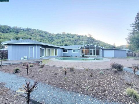 Photo of 2420 2420 Tomar Ct Ct, Pinole, CA 94564 (MLS # 41126258)