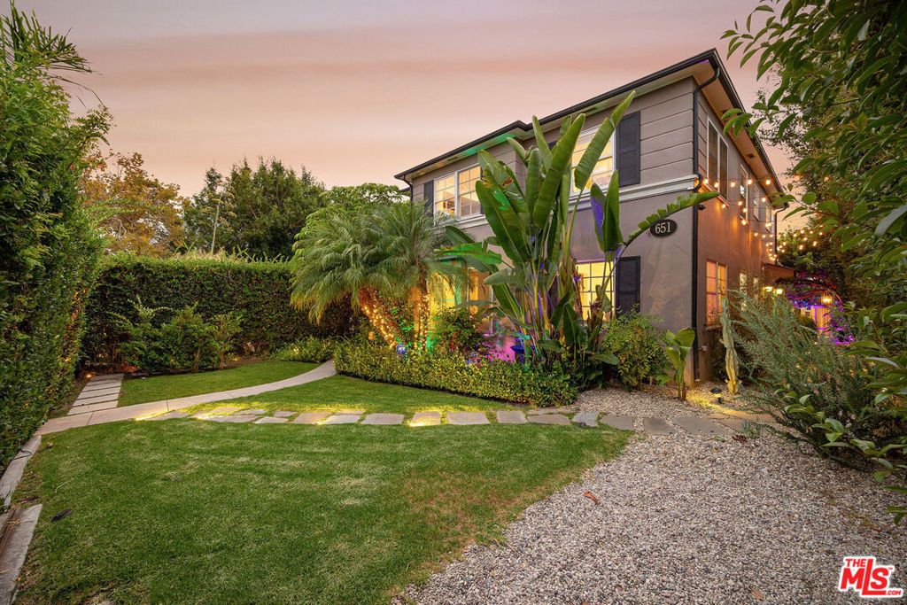 Photo of 651 N Kilkea Drive, Los Angeles, CA 90048 (MLS # 25575261)