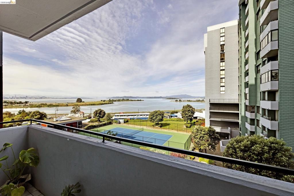 Photo of 555 Pierce St St #526, Albany, CA 94706 (MLS # 41131511)