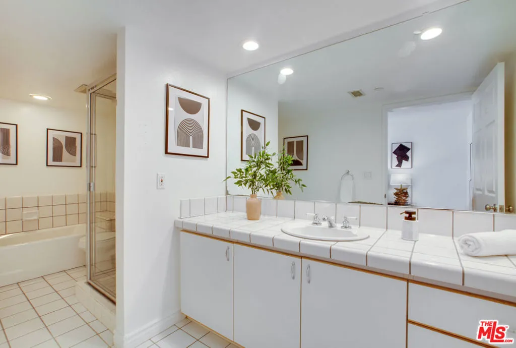 Los Angeles, California 90049, United States, 3 Bedrooms Bedrooms, ,4 BathroomsBathrooms,Residential,Active,184613