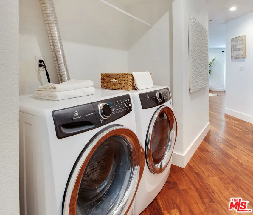 Los Angeles, California 90049, United States, 3 Bedrooms Bedrooms, ,4 BathroomsBathrooms,Residential,Active,184613