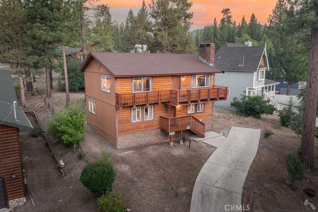 Beautifully updated Fox Farm retreat blending mountain charm with modern style! This spacious home features 3 spacious bedrooms and 3 bathrooms making it the perfect space for the whole family. You'll love the serene primary suite that includes a spa like bathroom with double sinks, a walk in closet and jetted tub. Enjoy treetop views from the upper deck, plus peekaboo ski slope views to enjoy year-round. The large kitchen is designed for both function and gathering, with granite countertops, stainless steel appliances, a custom movable island, and breakfast bar seating. Upstairs, a separate game area with a full wet bar creates the perfect space for entertaining. Ideally located just minutes from the slopes, lake, shopping, and the Village, this turnkey getaway is ready to enjoy as a vacation rental or personal mountain escape.