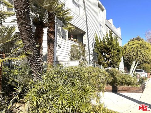 Photo of 601 Coeur D Alene Avenue #5, Venice, CA 90291 (MLS # 25624545)
