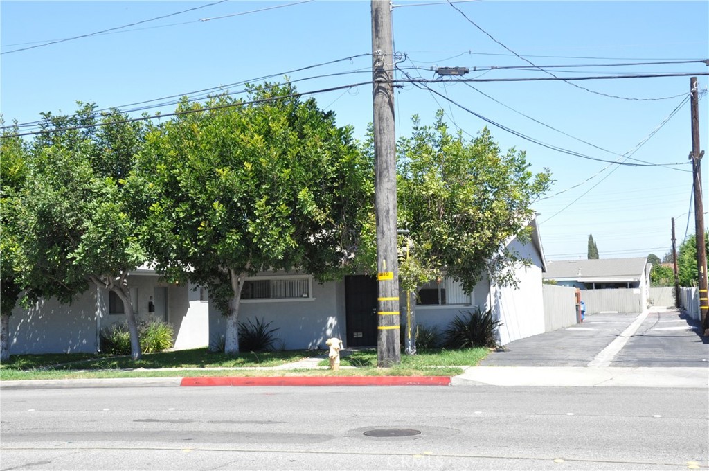 Great Location, Border of Westminster and Garden Grove, Easy Access to 22 and 405 Fwy. Large Lot with Nine 2-bedroom units and One 2-bedroom SFR.
Short Distant to Little Saigon, Costco, Shopping, Restaurants, Beaches.
Excellent investment opportunity!!