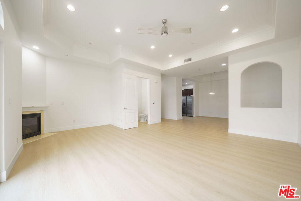 309 S Mariposa Avenue 301