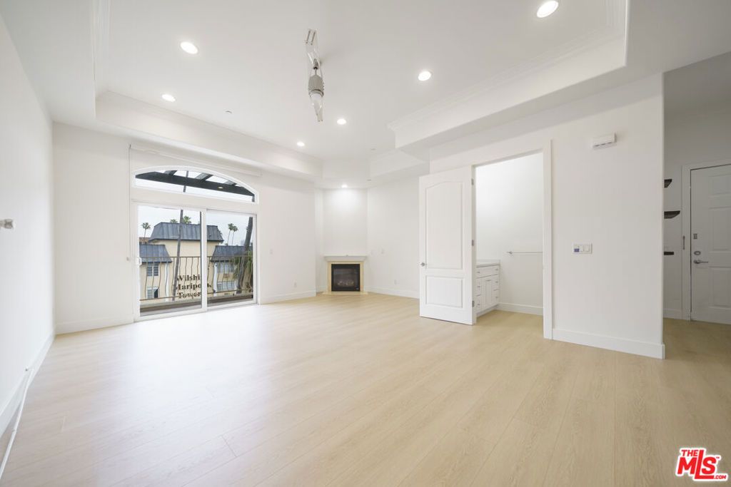 Photo of 309 S Mariposa Avenue #301, Los Angeles, CA 90020 (MLS # 26636583)