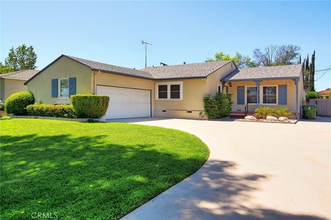 Photo of 6531 Hanna Avenue, Woodland Hills, CA 91303 (MLS # SR26049067)