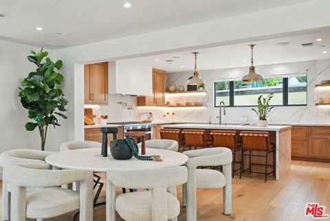 Photo of 913 N Beverly Glen Boulevard, Bel Air, CA 90077 (MLS # 25597743)