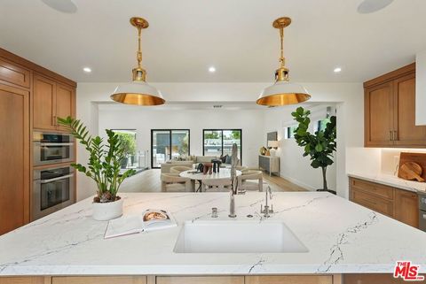 Photo of 913 N Beverly Glen Boulevard, Bel Air, CA 90077 (MLS # 25597743)