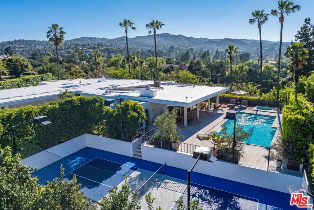 Photo of 16411 Garvin Drive, Encino, CA 91436 (MLS # 26678259)