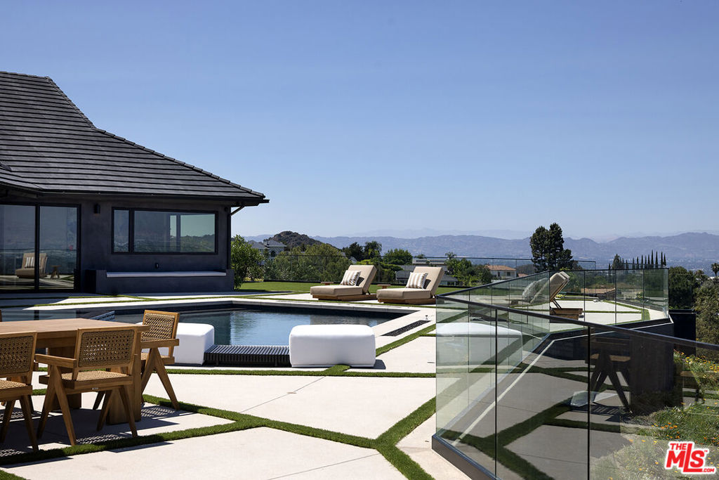 16401 Mulholland Drive