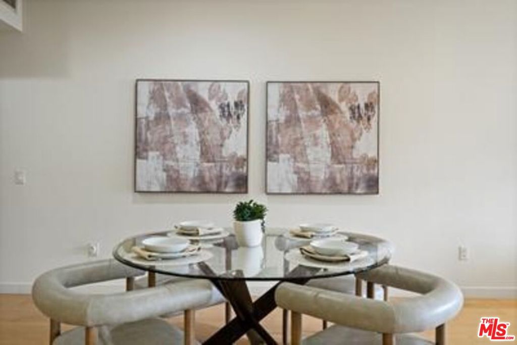 5016 Bakman Avenue 202