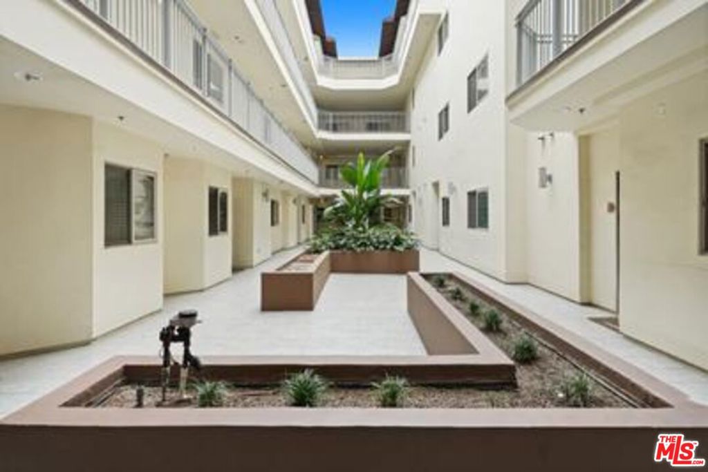 5016 Bakman Avenue 202