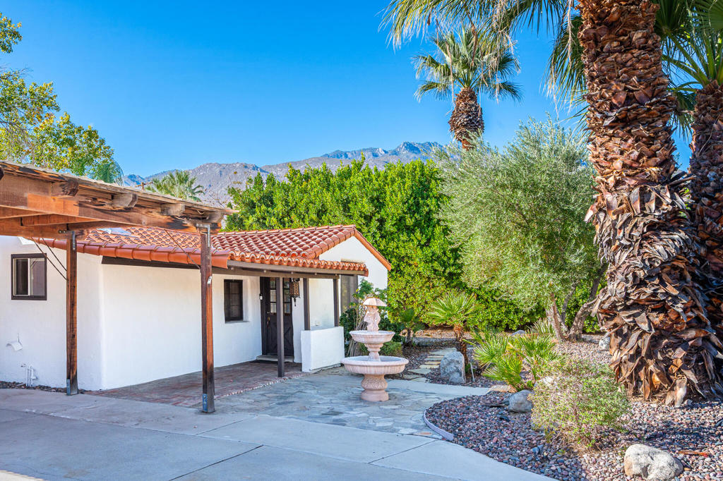 1065 E San Jacinto Way