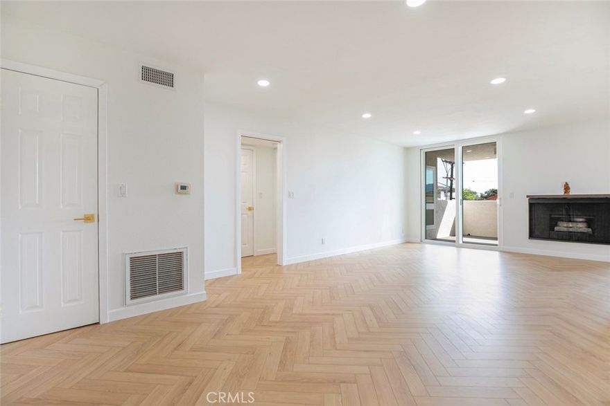 Totally upgraded 2nd floor unit with a large balcony (appx 160sf) overlooking Griffith park mountains. Large dinning room and master walk in closet. Hot water and gas paid by the HOA. Beatiful and bright unit with fireplace, good size dinning room. List of upgrades in the listing "Supplement". The building has an elvator and laundry faucility, community room. 1 car parking and 2 guest parkings. Wall storage unit in front of the parking space. The HOA dues cover earthquake insurance.