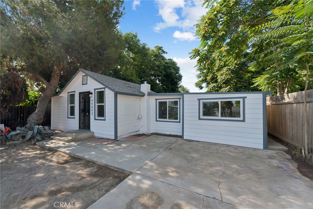 This beautifully upgraded home offers the perfect blend of comfort and convenience. With recent improvements throughout, it’s truly move in ready. Enjoy a spacious backyard, ideal for entertaining, gardening, or relaxing. A great opportunity for first time buyers or investors looking for a turnkey property.