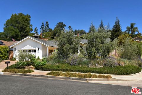 Photo of 1572 Fordham Avenue, Thousand Oaks, CA 91360 (MLS # 26832821)