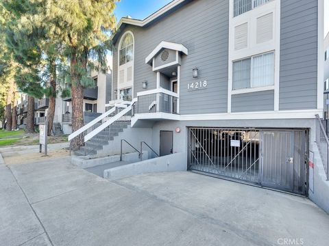 Photo of 14218 Victory Boulevard, Van Nuys, CA 91401 (MLS # SR26052085)