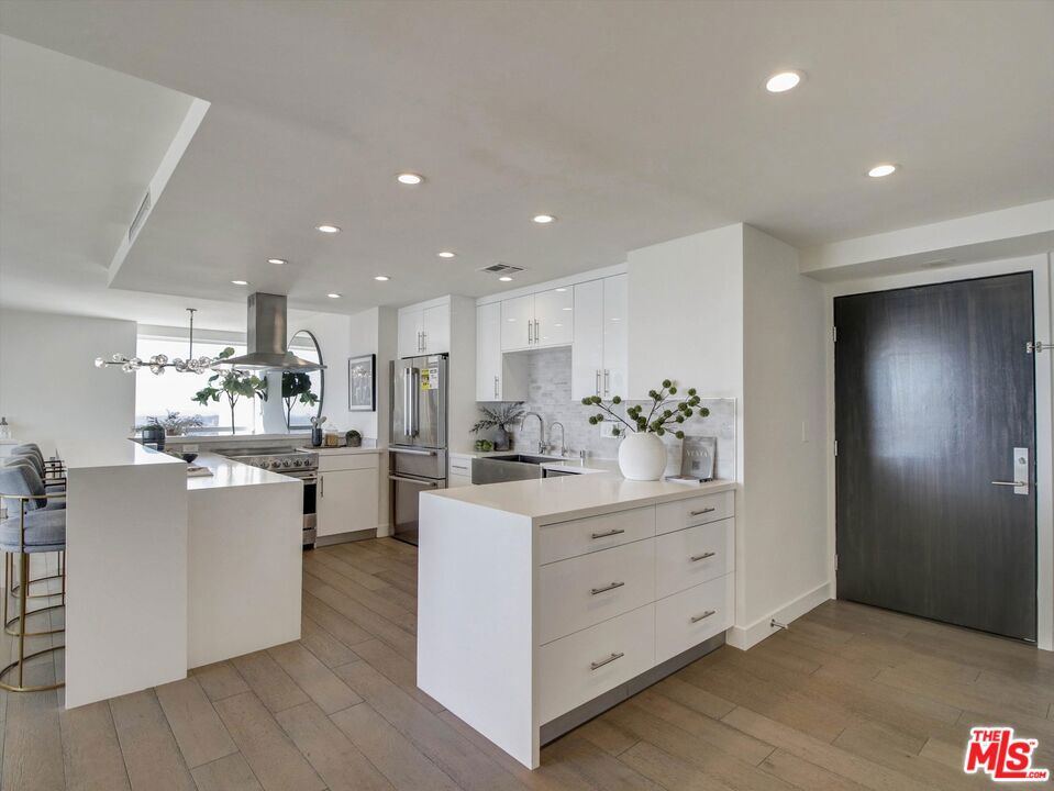 2220 Avenue Of The Stars 2605