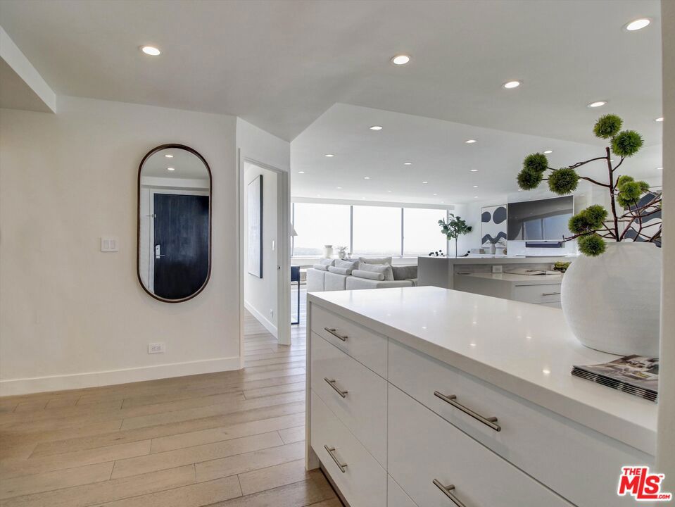 2220 Avenue Of The Stars 2605