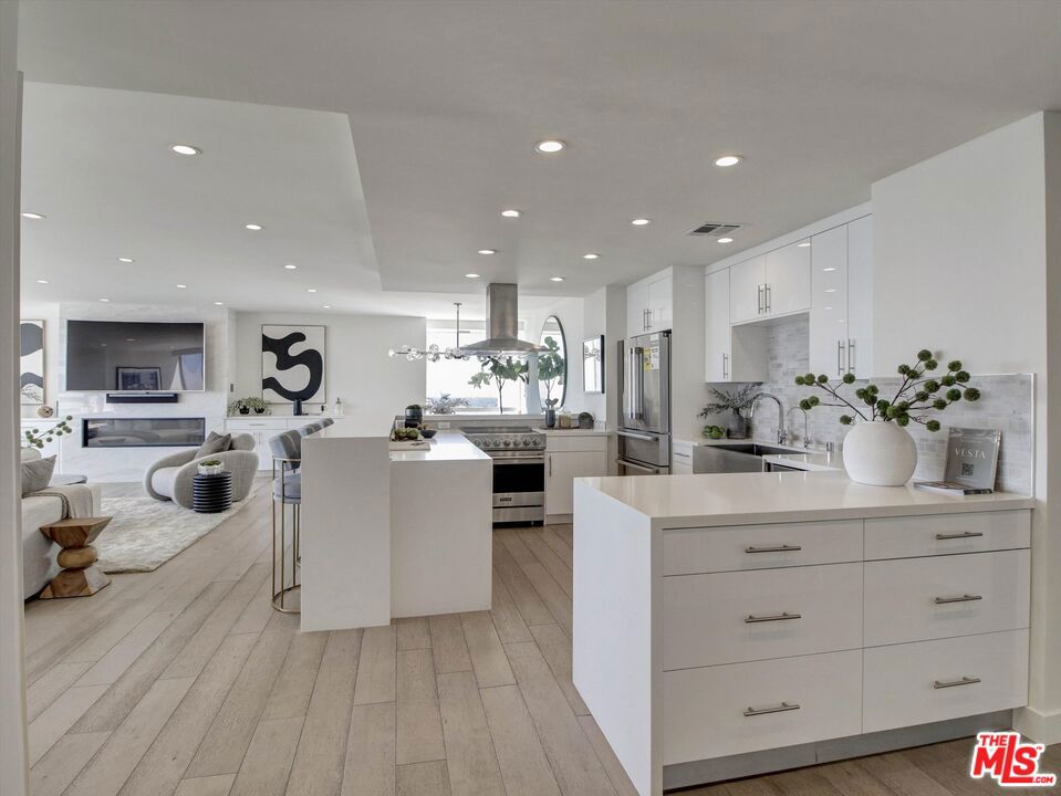 2220 Avenue Of The Stars 2605