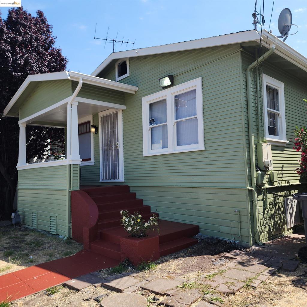 Laurel District Single Level Family Home with Dark Oak Hardwood Floors. Farm House Style Kitchen is BIG enough for Table and Chairs and Laundry Equip. Sunny Back Deck is Great for Relaxing. Fenced and Gated Yard for Gardening. Pet Considered . Please call for appointment ahead of time.