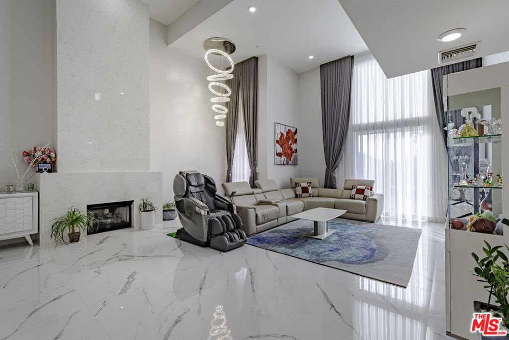 Photo of 4925 Wilshire Boulevard #PH 302, Los Angeles, CA 90010 (MLS # 25617295)