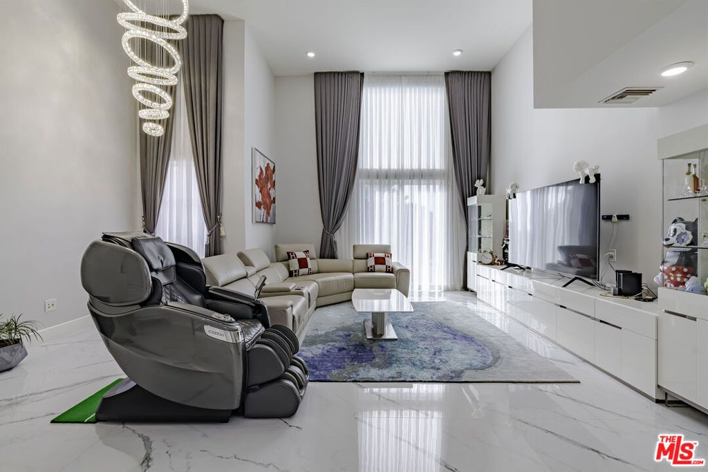 Photo of 4925 Wilshire Boulevard #PH 302, Los Angeles, CA 90010 (MLS # 25617295)