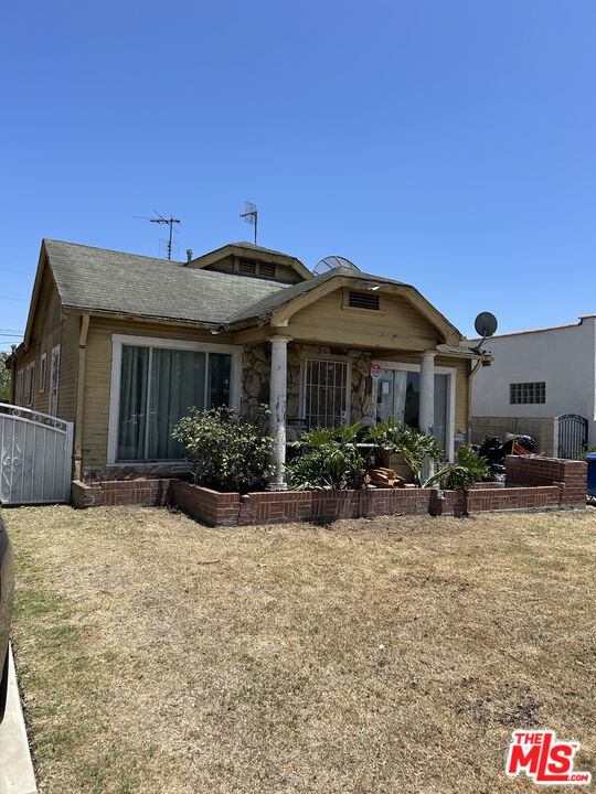 Probate sale with full authority. No court confirmation needed; Seller has never occupied the property, seller has no knowledge of the condition of the home. Property is being sold in its as is condition. No blind offers. This is a fixer upper property for a first time buyer qualifying for a Rehab loan or Investors.