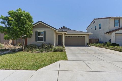 Photo of 914 Fulton Way, Hollister, CA 95023 (MLS # ML82046871)