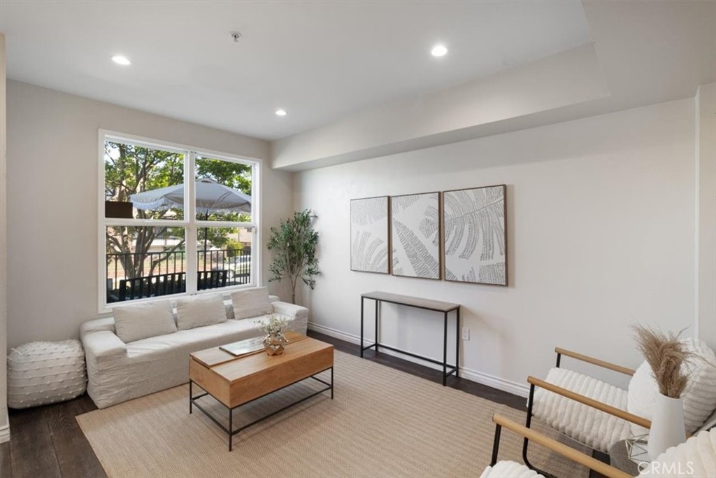 89 E Commonwealth Avenue 1P