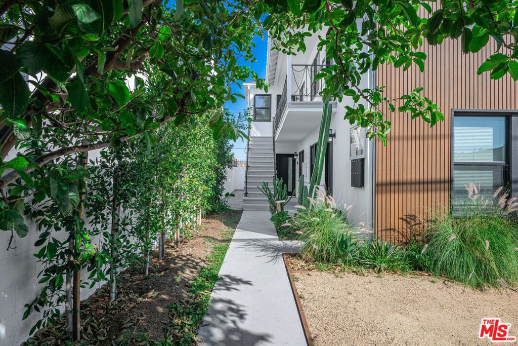 2046 S Burnside Avenue