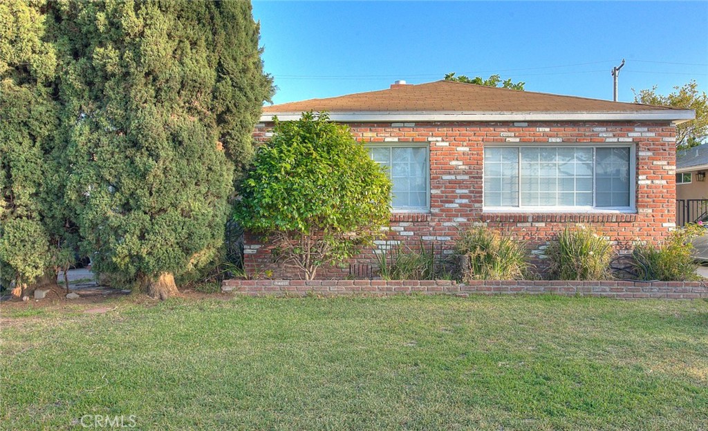 Welcome to this charming single-story home in the heart of Santa Ana!
You’ll love the open flow from the spacious living room to the dining area, perfect for relaxing or entertaining. The home features generously sized bedrooms, a long driveway for ample parking, and a huge backyard ideal for gatherings, barbecues, and family fun.
This is a wonderful opportunity to own a cozy home in a great location. At this price, it won’t last long—don’t miss it! More photos coming soon!