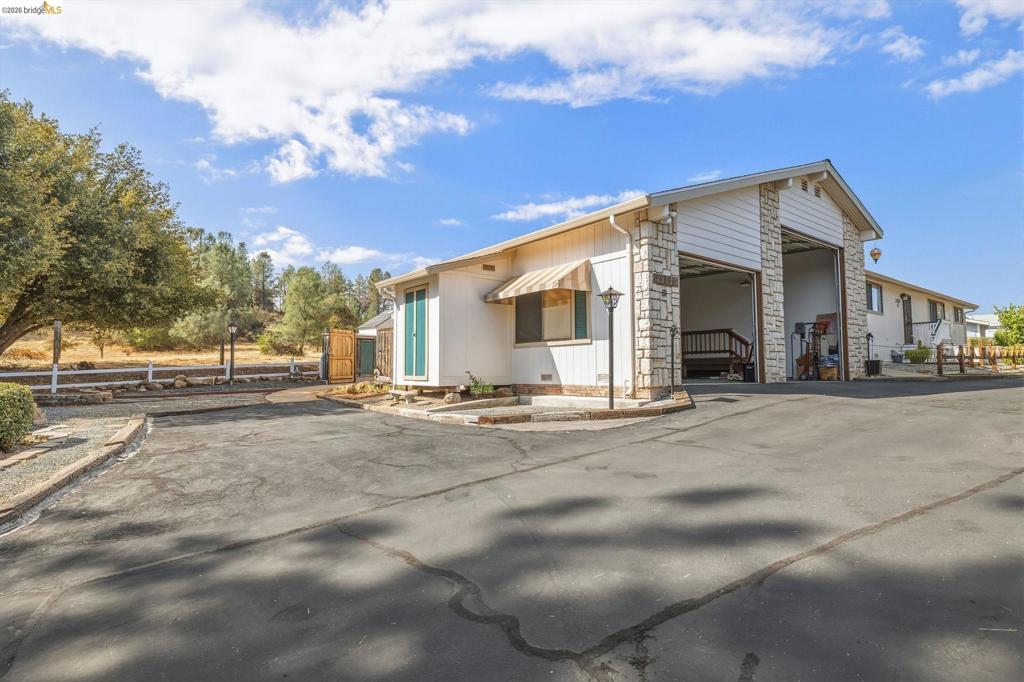 22880 Parkwood Dr