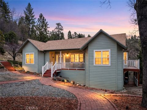 Photo of 1 Sunny Slope Dr, Running Springs, CA 92382 (MLS # CV26102454)