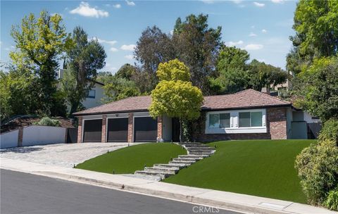 Photo of 4801 Hermano Dr, Tarzana, CA 91356 (MLS # SR26091237)