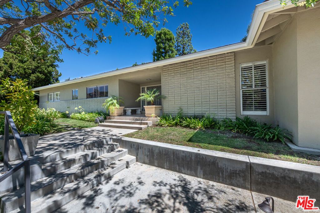 Photo of 16617 Park Lane Circle, Los Angeles, CA 90049 (MLS # 25591957)
