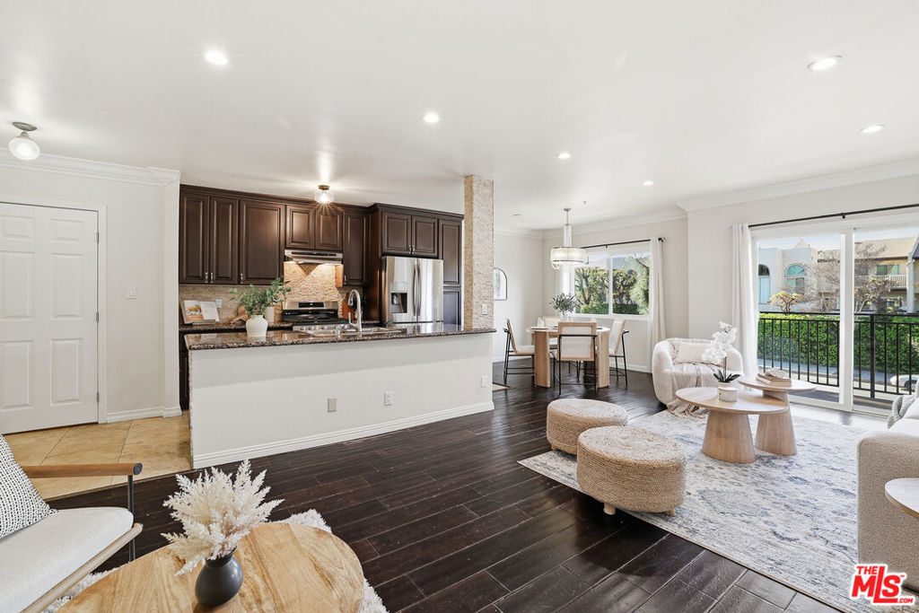 5252 Coldwater Canyon Avenue 215