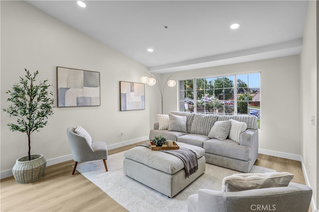 2869 W Esperanza
