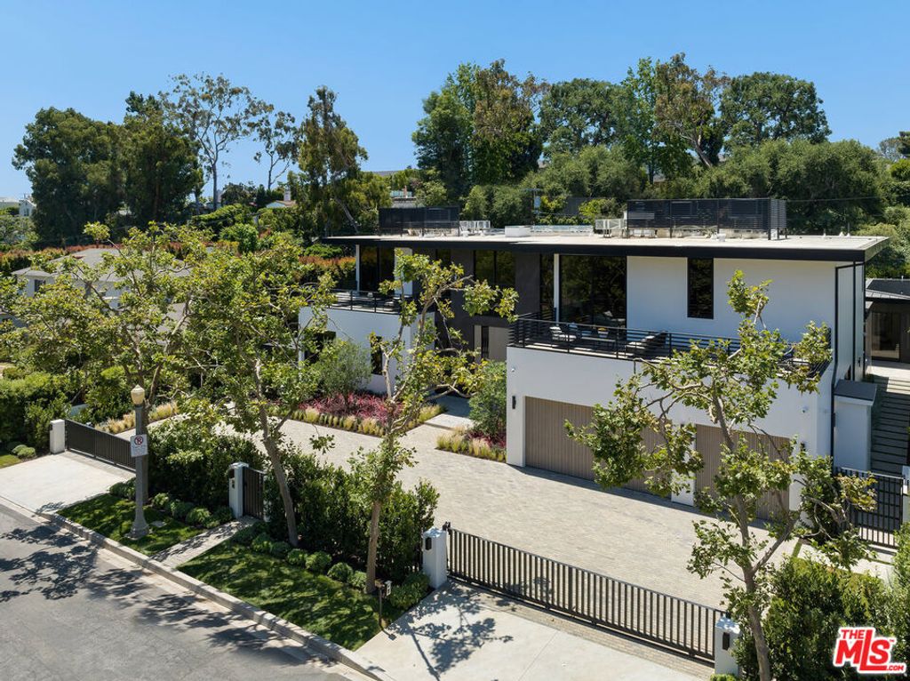 Photo of 219 Homewood Road, Los Angeles, CA 90049 (MLS # 26659305)
