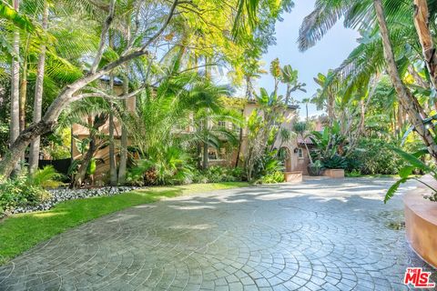 Photo of 806 N Alpine Drive, Beverly Hills, CA 90210 (MLS # 26665327)