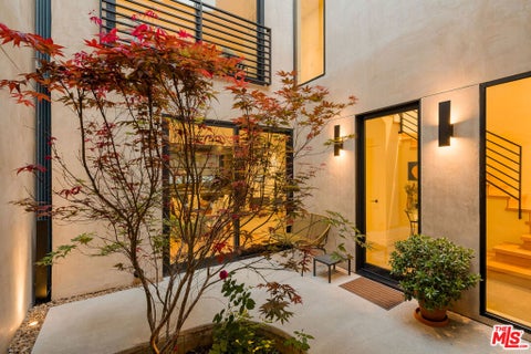 Photo of 923 N Hilldale Avenue, West Hollywood, CA 90069 (MLS # 26829403)