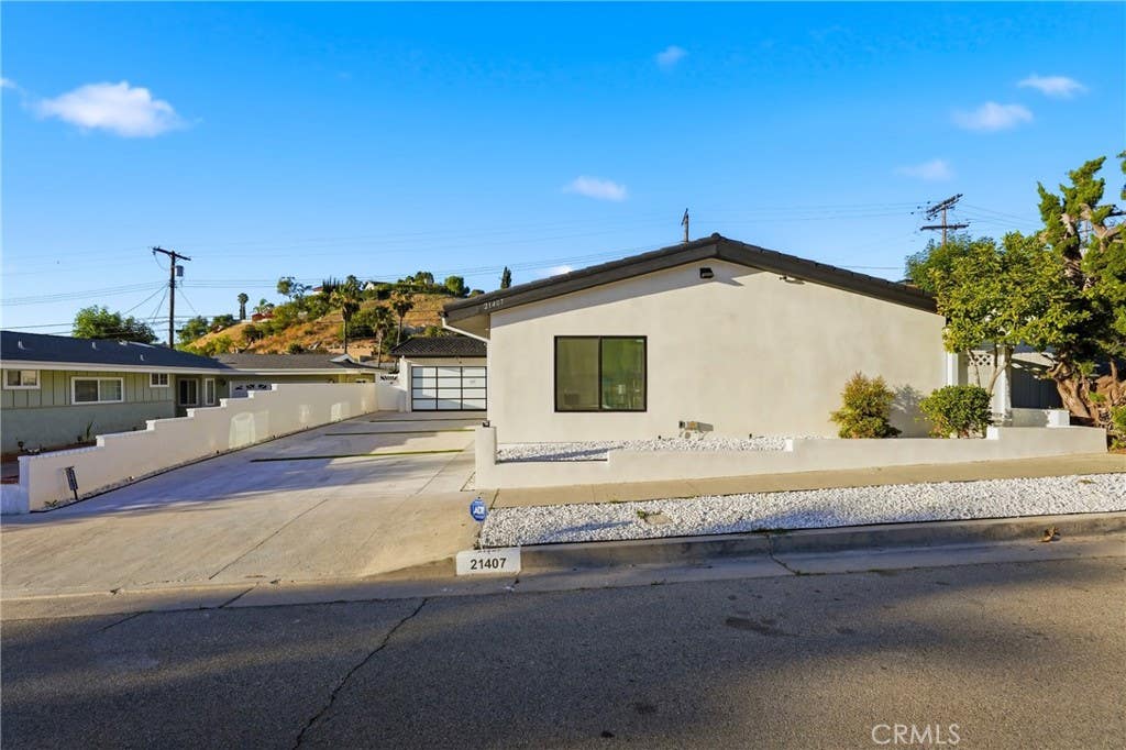 Photo of 21407 Mulholland Drive, Woodland Hills, CA 91364 (MLS # SR26146477)