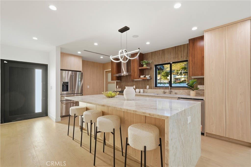 Photo of 21407 Mulholland Drive, Woodland Hills, CA 91364 (MLS # SR26146477)