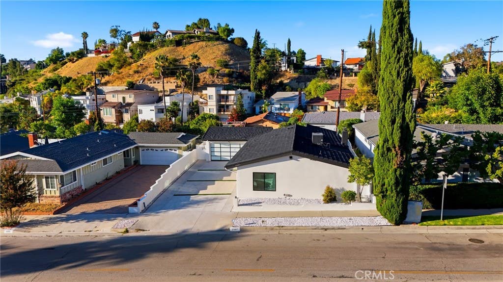 Photo of 21407 Mulholland Drive, Woodland Hills, CA 91364 (MLS # SR26146477)