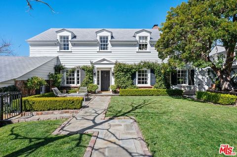 Photo of 211 Barlock Avenue, Los Angeles, CA 90049 (MLS # 26838903)