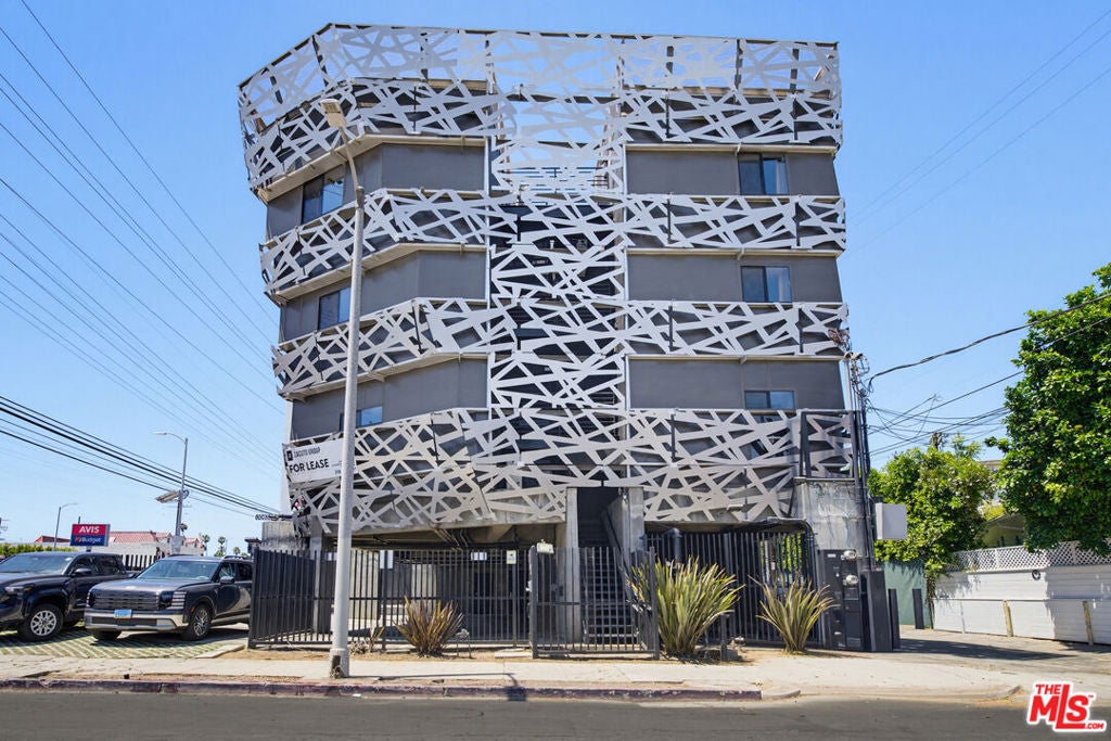 2426 Lincoln Boulevard